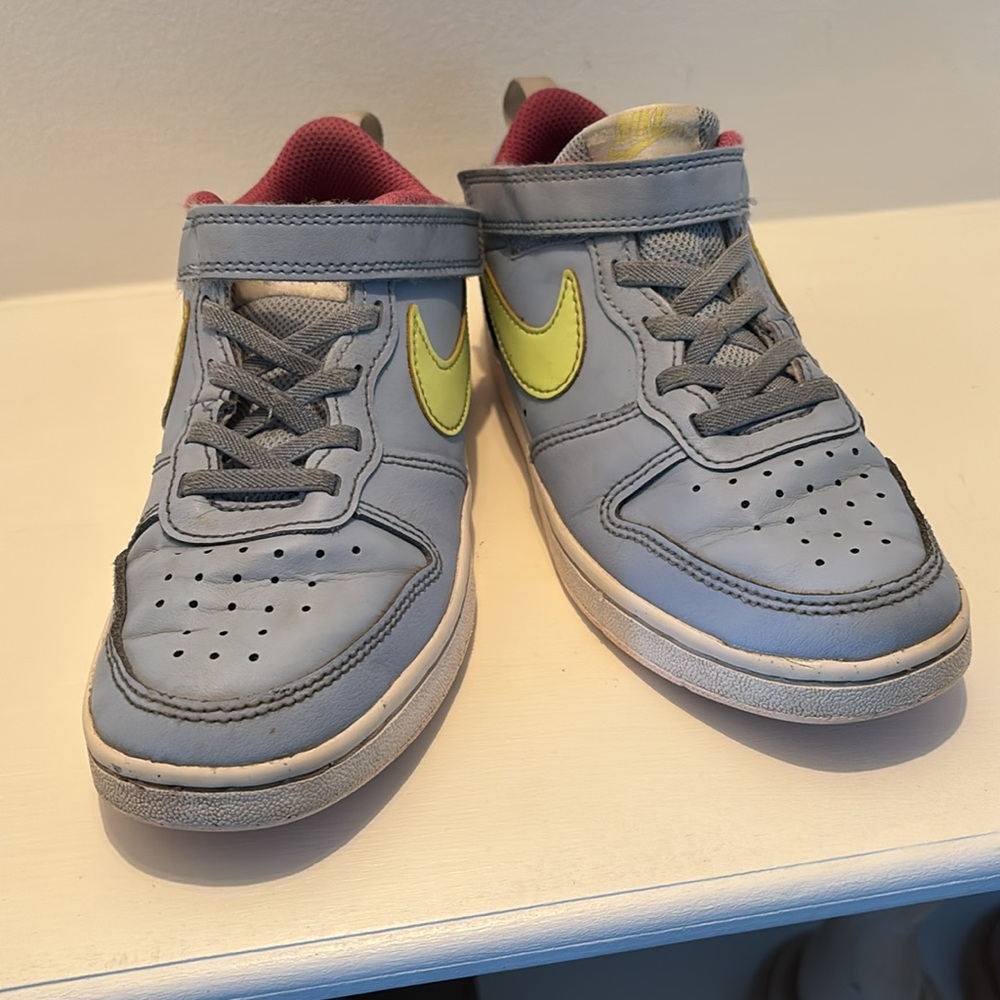 Nikes - Picture 2 of 6